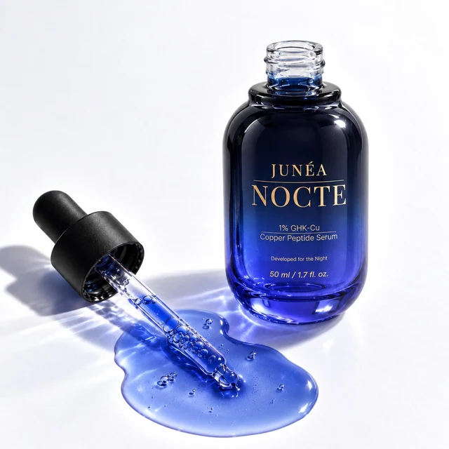 Geöffnete JUNÉA NOCTE Serumflasche mit Pipette und blauem Serum